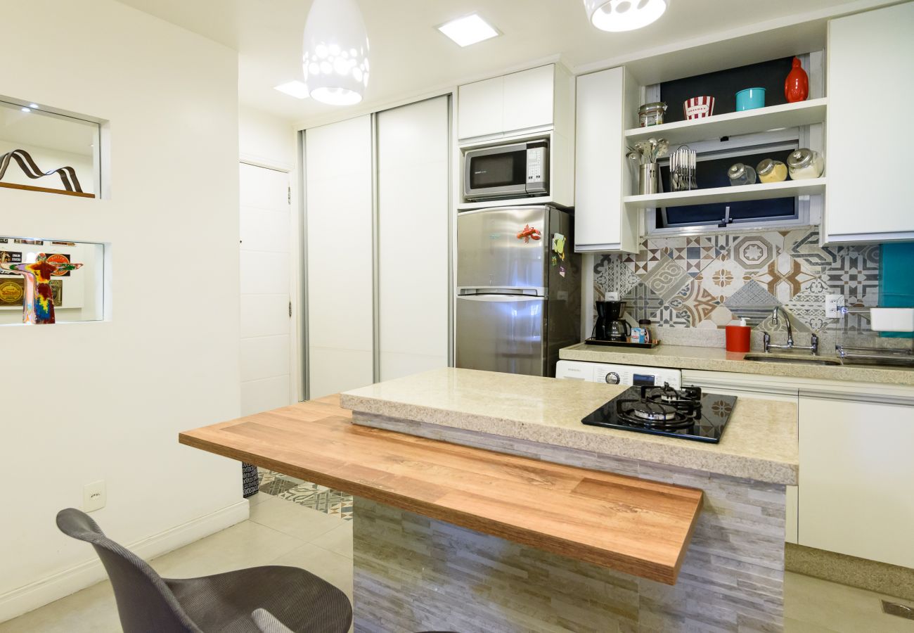 Apartamento em Rio de Janeiro - Vista lateral para o mar, 3min da praia | PJ204