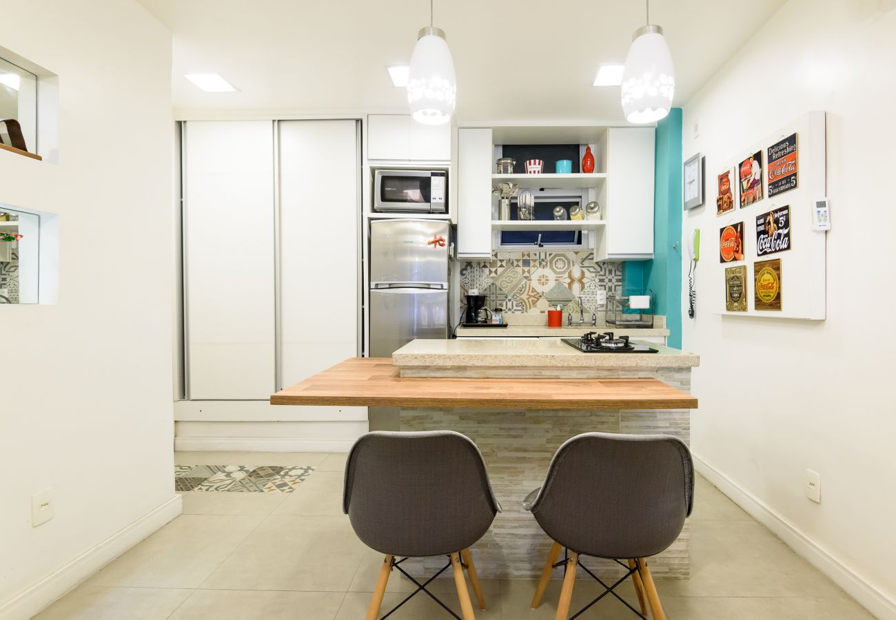 Apartamento em Rio de Janeiro - Vista lateral para o mar, 3min da praia | PJ204