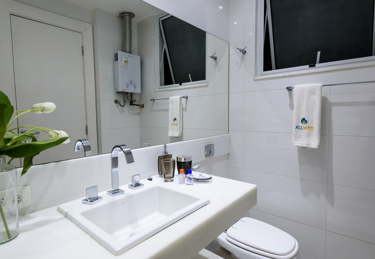 Apartamento em Rio de Janeiro - Vista lateral para o mar, 3min da praia | PJ204