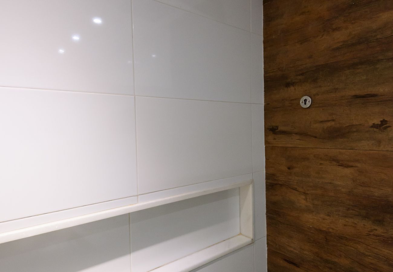Apartamento em Rio de Janeiro - Vista lateral para o mar, 3min da praia | PJ204