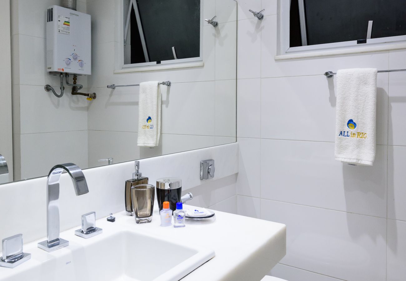 Apartamento em Rio de Janeiro - Vista lateral para o mar, 3min da praia | PJ204