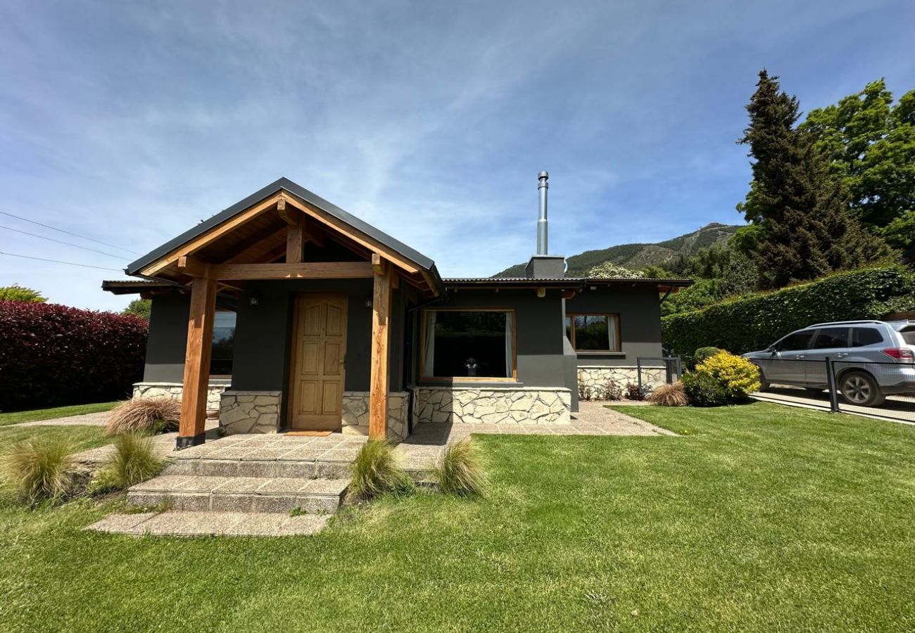 Casa em San Carlos de Bariloche - House in Pinar de Festa with barbecue area