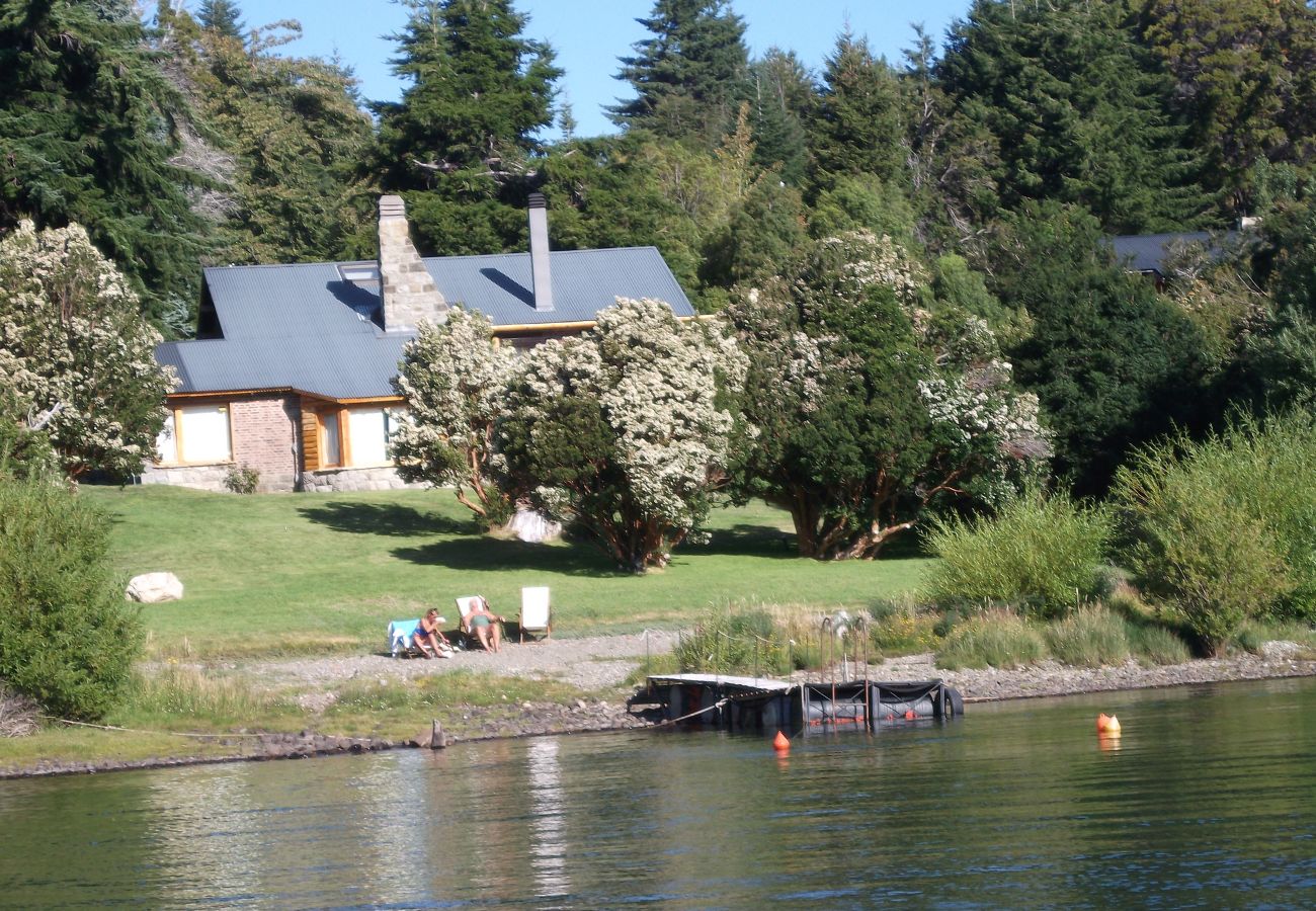 Ferienhaus in San Carlos de Bariloche - House with waterfront in Entre Lagos