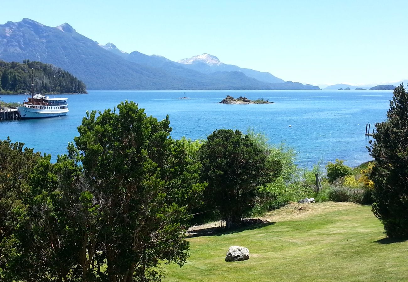 Ferienhaus in San Carlos de Bariloche - House with waterfront in Entre Lagos