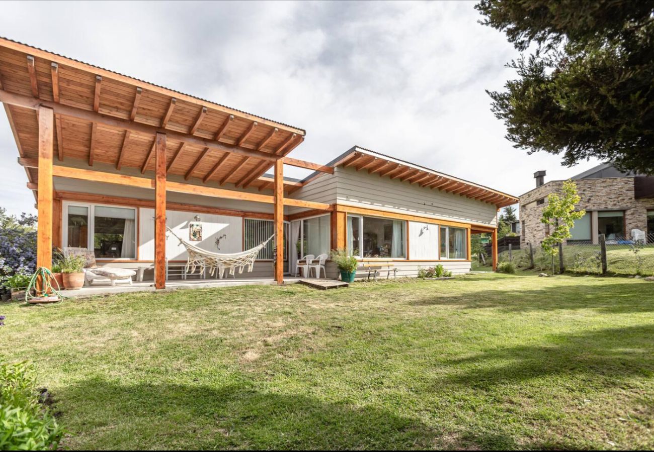 Casa en San Carlos de Bariloche - House in private neighborhood