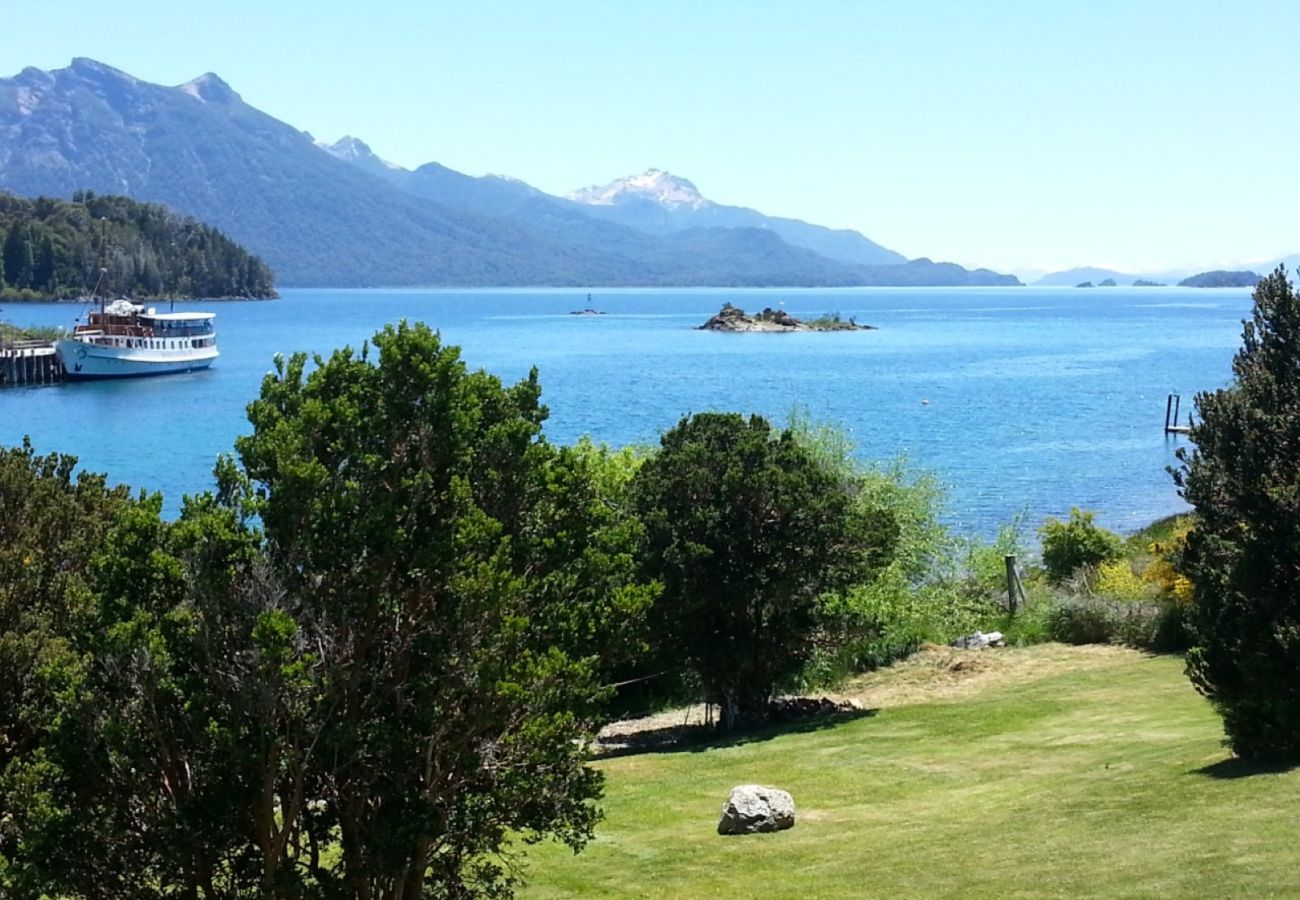 Casa em San Carlos de Bariloche - House with waterfront in Entre Lagos