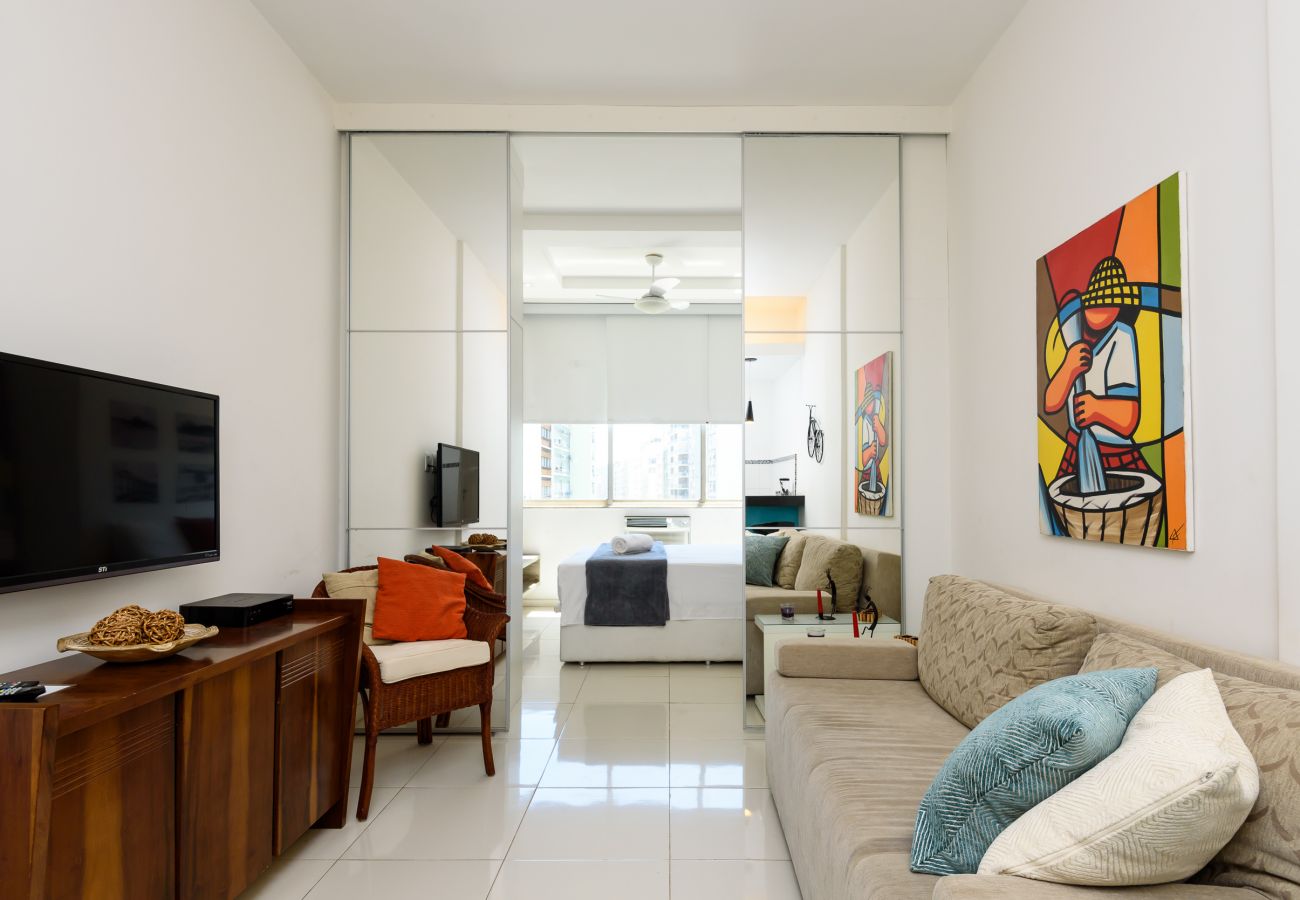 Apartment in Rio de Janeiro - 450 metros da praia do Leme | PI903