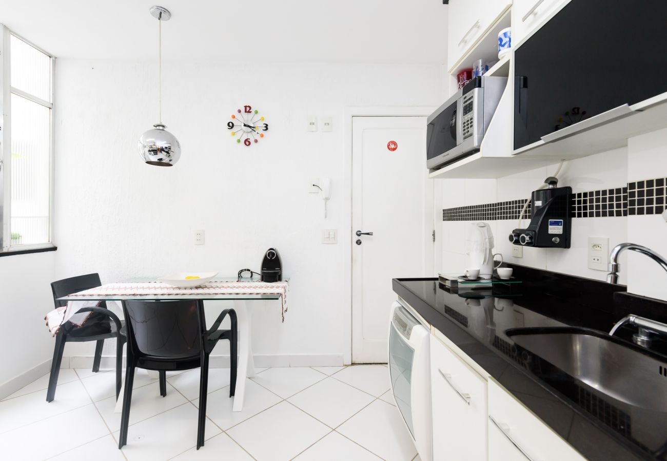 Apartment in Rio de Janeiro - Iluminado em Copacabana |Paisagem leve| BC706 