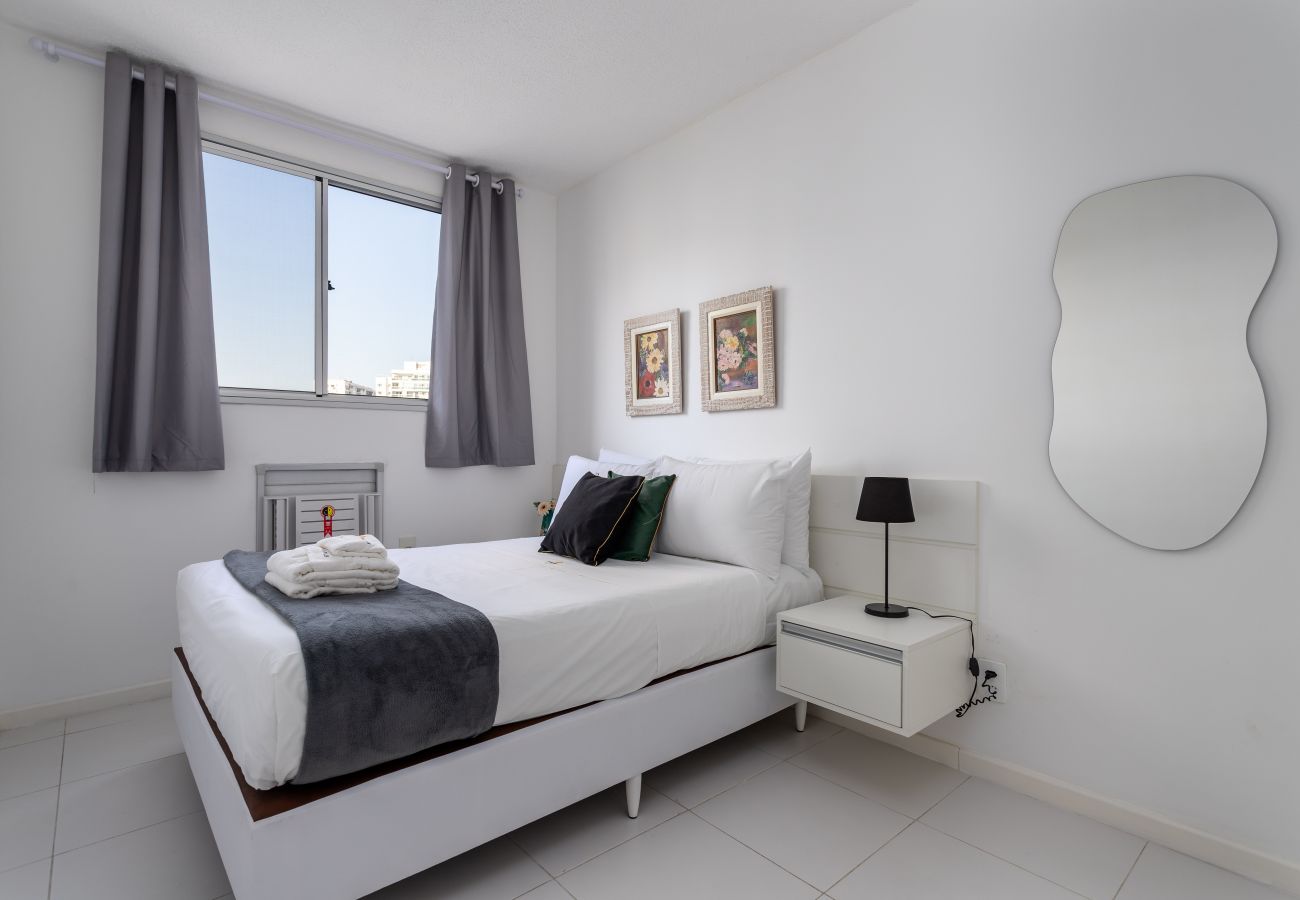 Apartment in Rio de Janeiro - Charme na Barra da Tijuca | Ótimo wifi | SA508