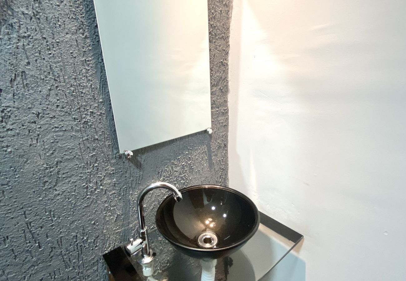 Rent by room in Cabo Frio - Pousada a 1 minuto da praia | UNR