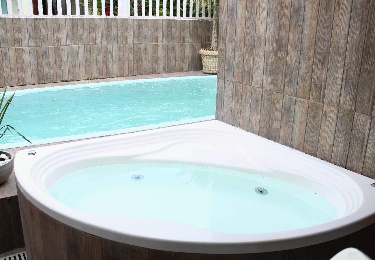 Rent by room in Cabo Frio - Pousada a 1 minuto da praia | UNR