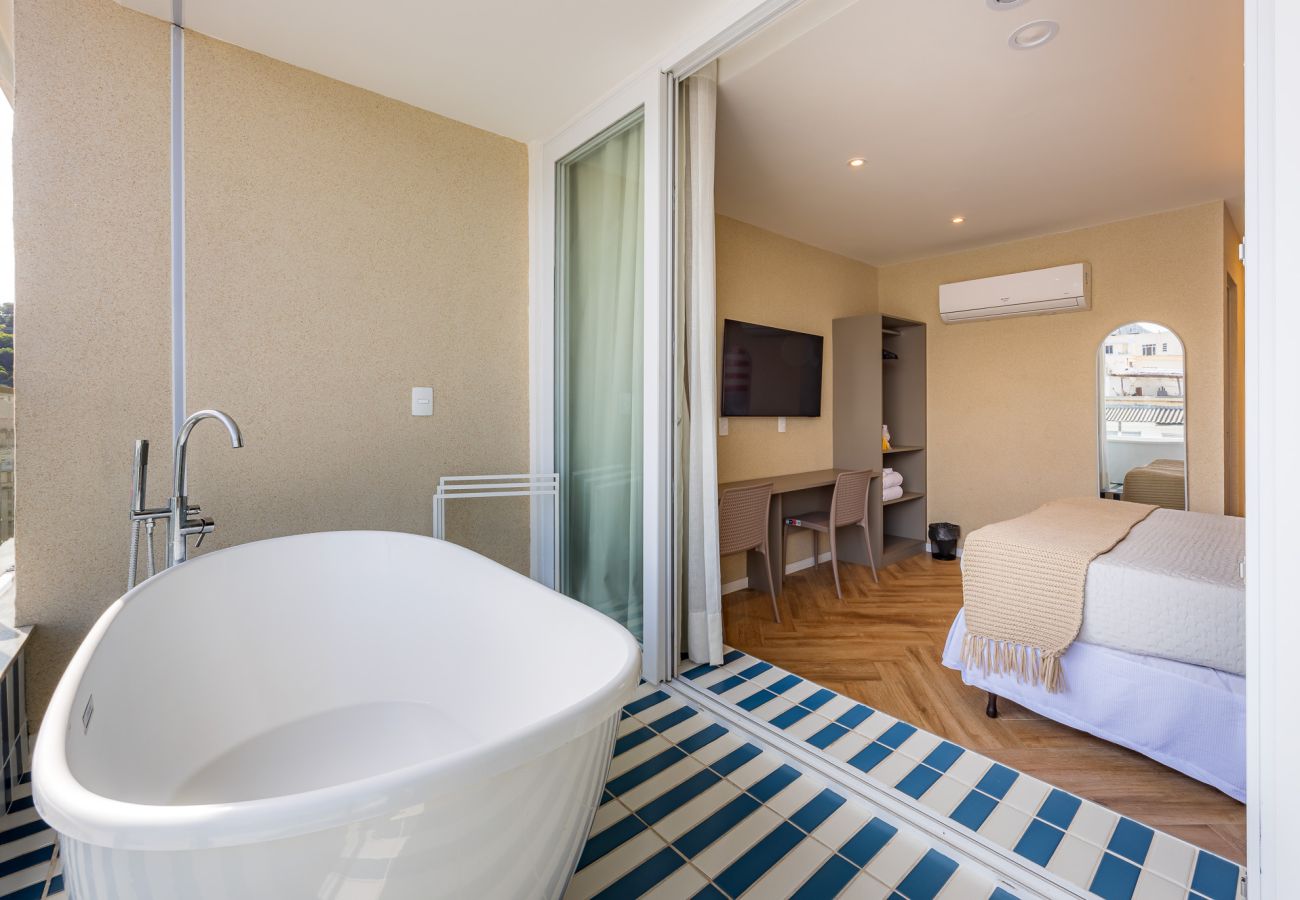 Apartment in Rio de Janeiro - Vista para o Mar e Varanda com Banheira  | Q4