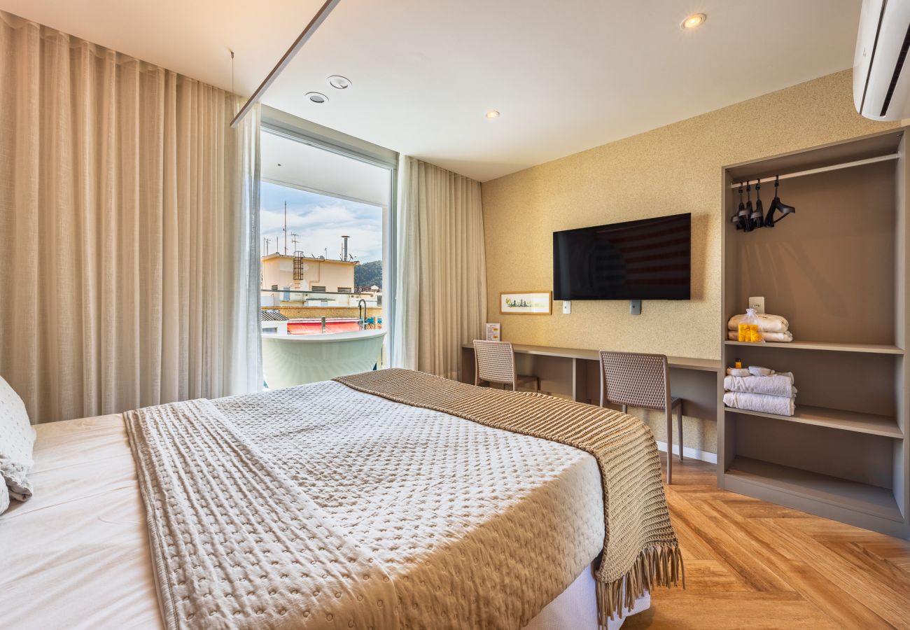 Apartment in Rio de Janeiro - Vista para o Mar e Varanda com Banheira  | Q4