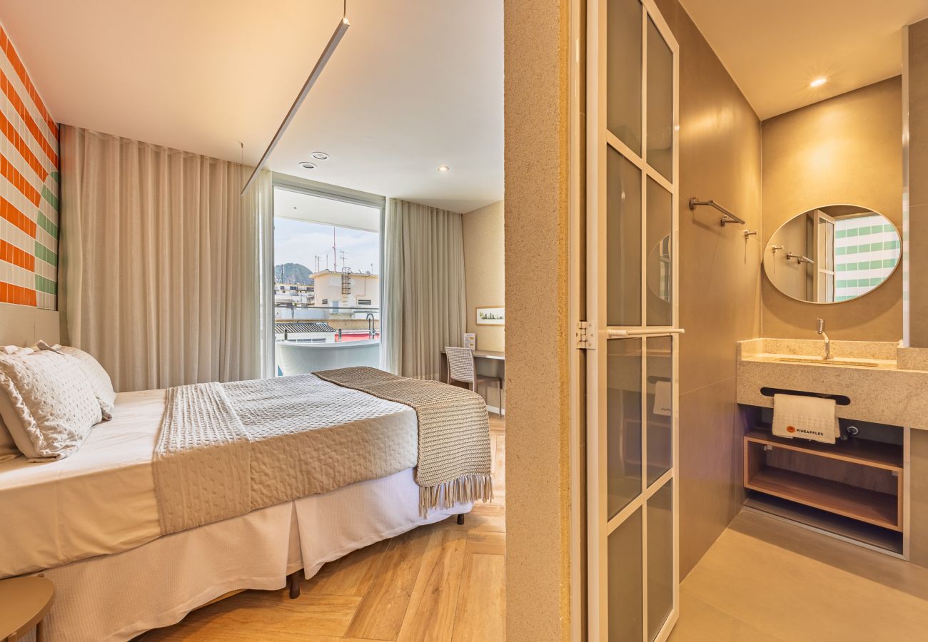 Apartment in Rio de Janeiro - Vista para o Mar e Varanda com Banheira  | Q4
