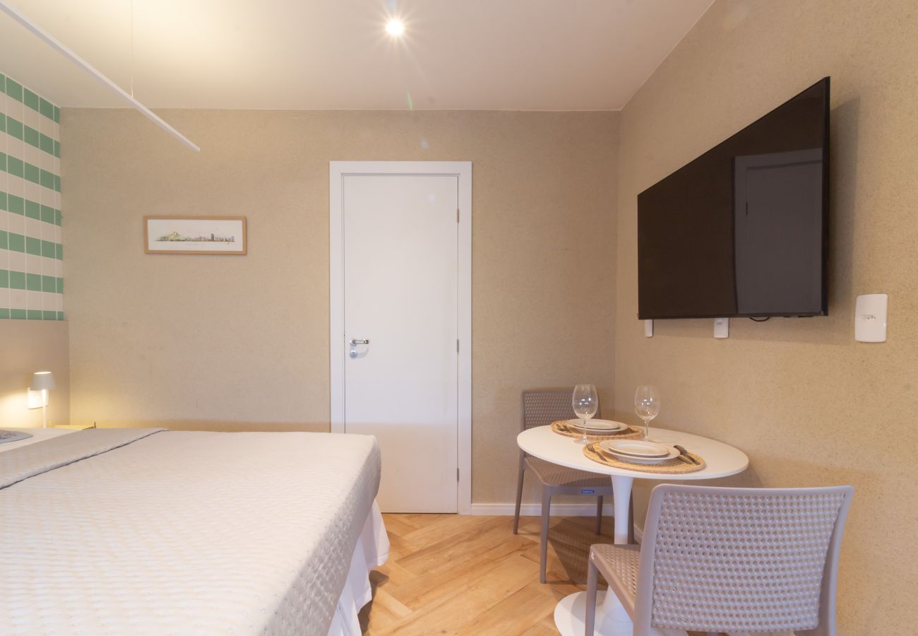 Apartment in Rio de Janeiro - Acolhedor a Poucos Passos de Praia de Copacabana | Q13
