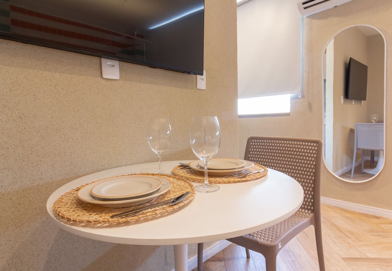 Apartment in Rio de Janeiro - Acolhedor a Poucos Passos de Praia de Copacabana | Q13