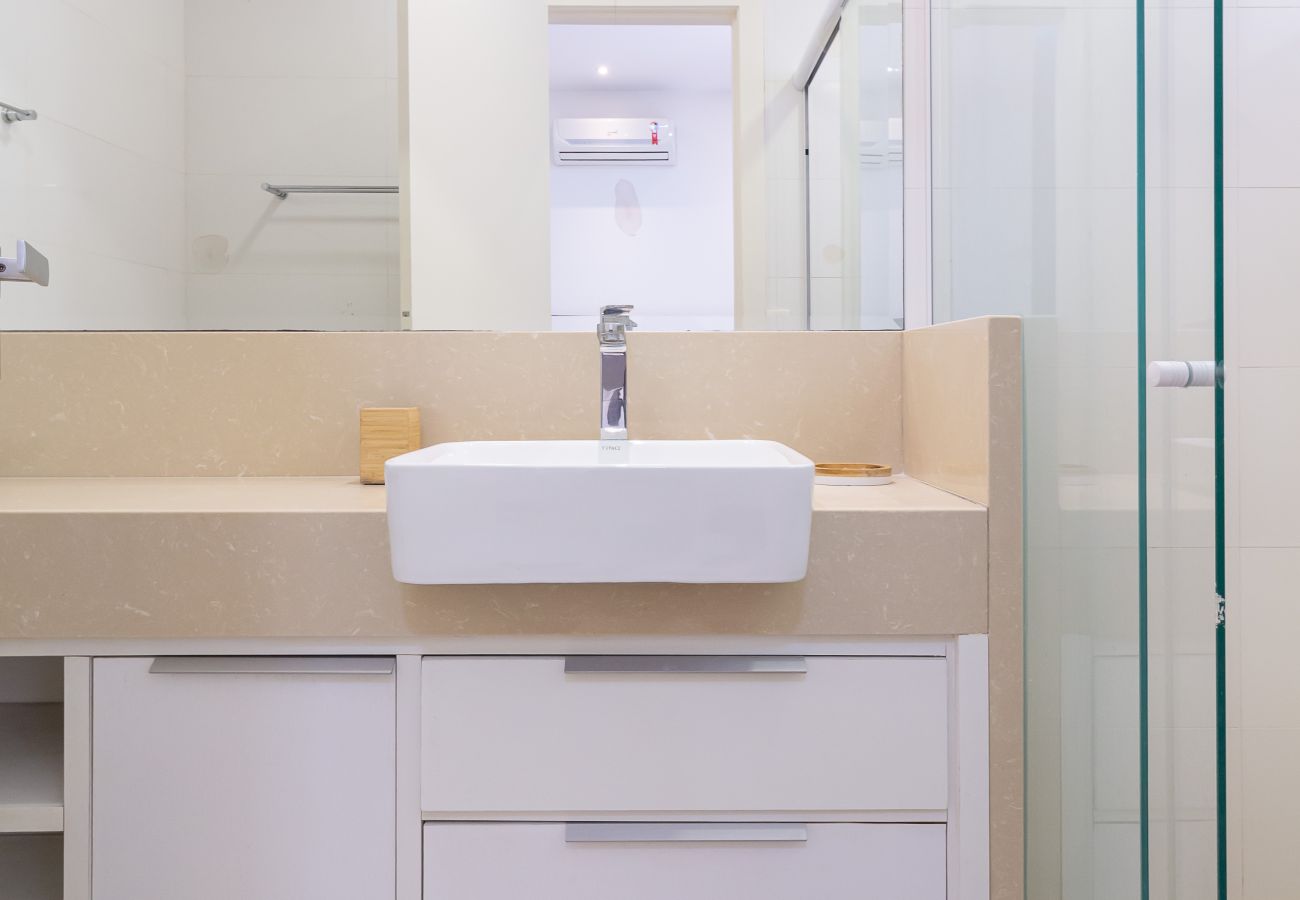Apartment in Rio de Janeiro - Apartamento em Copacabana a 3 minutos da Praia | NSC602