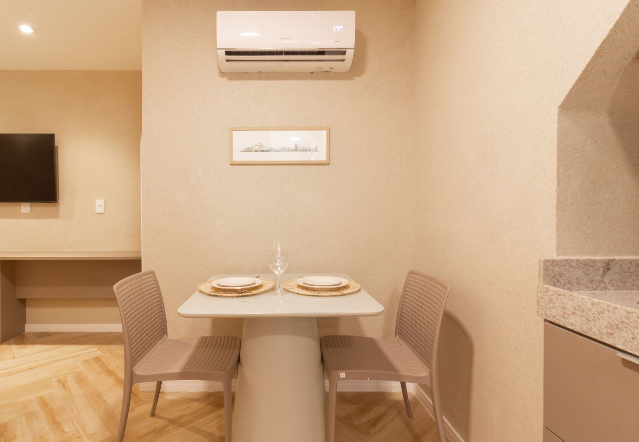 Apartment in Rio de Janeiro - Acolhedor a Poucos Passos de Praia de Copacabana | Q24