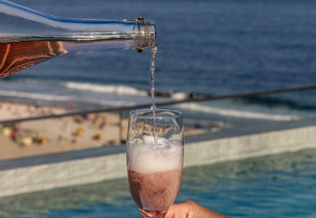 Apartment in Rio de Janeiro - Refúgio a Poucos Passos de Praia de Copacabana | Q10 PCD