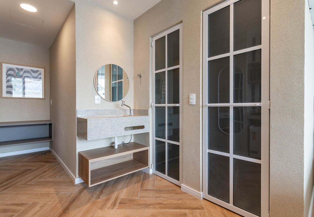 Apartment in Rio de Janeiro - Vista para o Mar e Varanda com Banheira | Q11