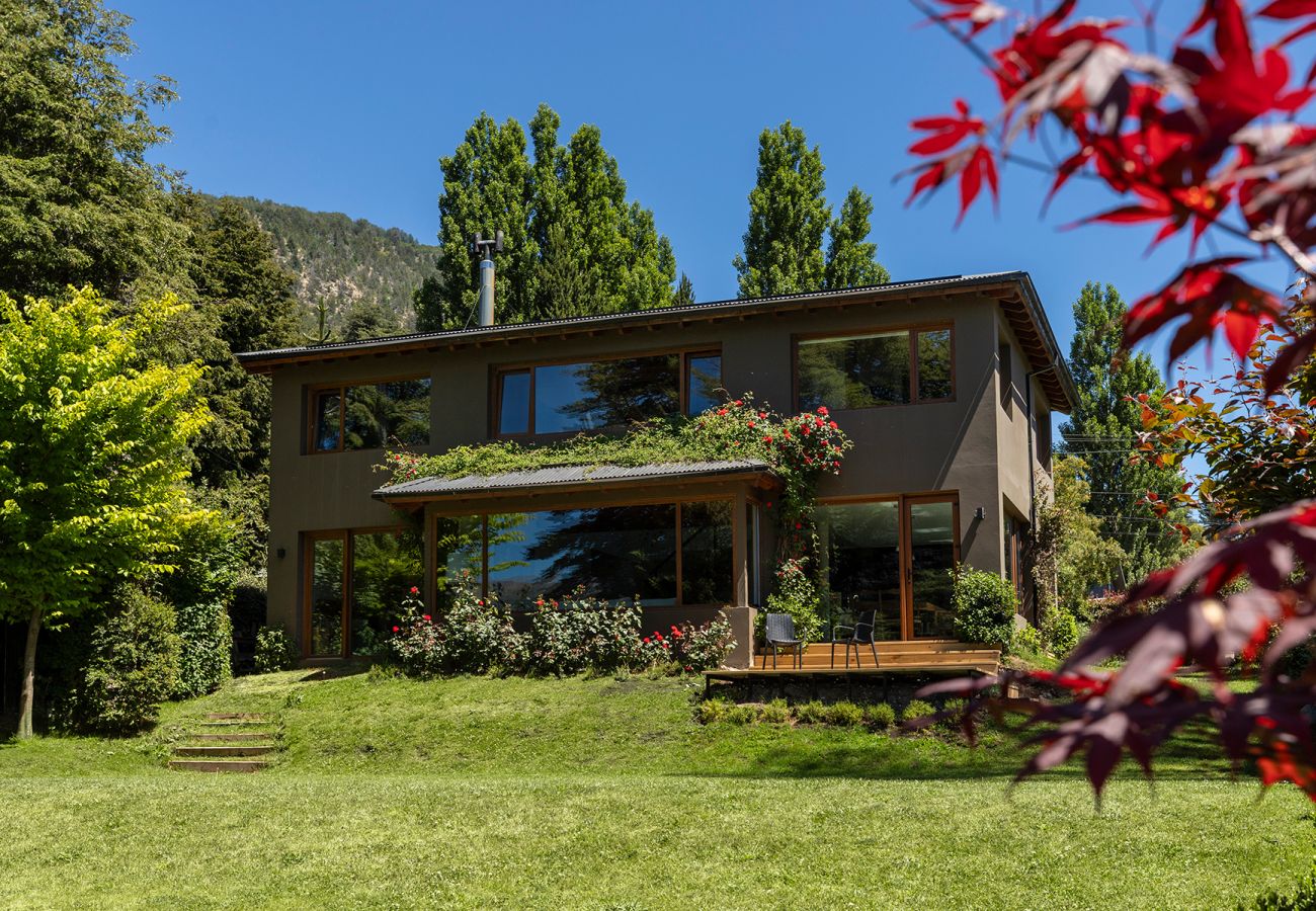 House in San Carlos de Bariloche - House with lakefront on Lake Gutiérrez in Bariloche